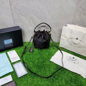 [국내배송]프라다 리에디션 1978 여성 리나일론 버킷백