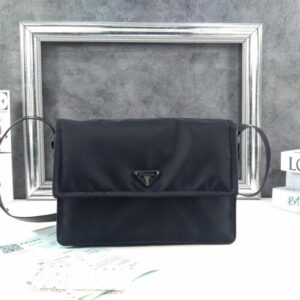 [국내배송]프라다 미디엄 리나일론 패딩 숄더백 블랙