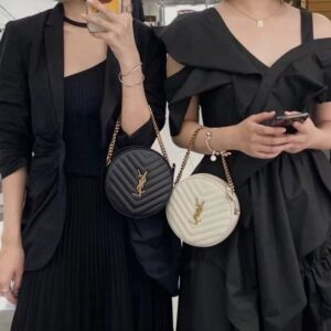 [국내배송]생로랑 캐비어 쉐브론 퀼트 바이닐 카메라백 610436 (최상위버전)